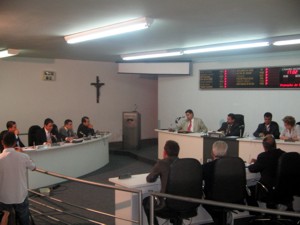 Vereadores perdidos – Em comum acordo criaram Emenda a Lei Orgânica com o objetivo de voltar o mandato da Presidência para um ano – Agora não sabem como votar camara - plenrio